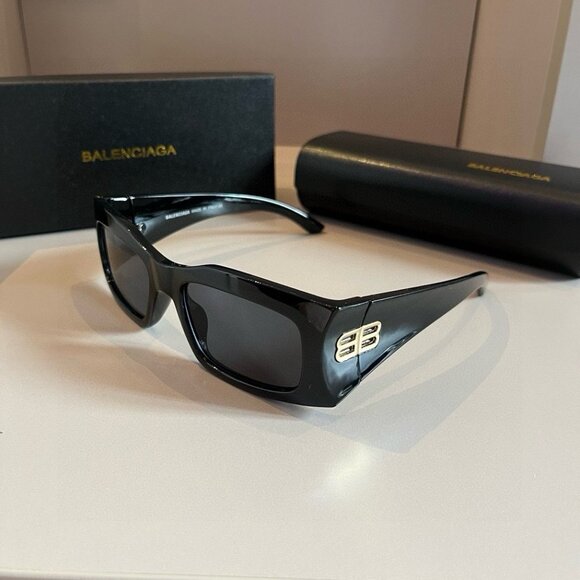 Balenciaga Dynasty rectangle sunglasses in black with gold hardware 😎 - Picture 1 of 6